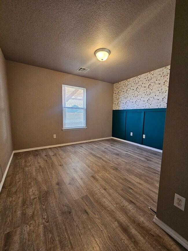 Building Photo - 2713 Edgemere Dr