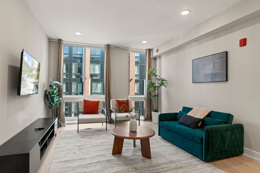 Building Photo - 901 Canal St