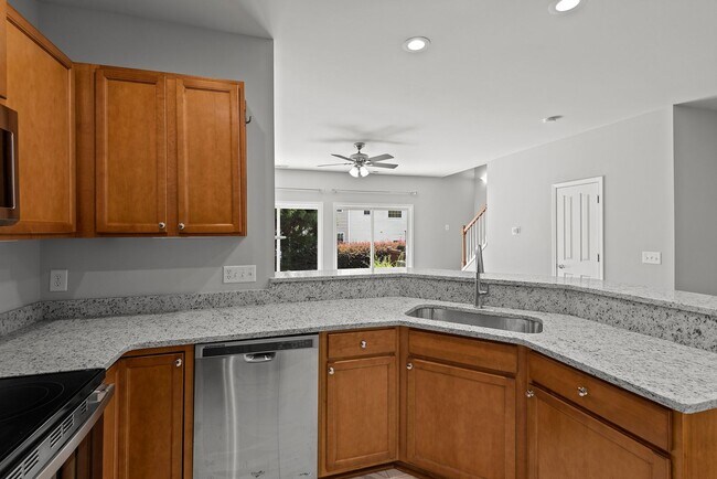 Building Photo - Fantastic end unit townhome: Available July 10th