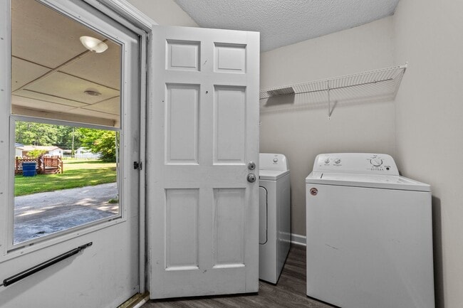 Building Photo - Updated Two Bedroom near Downtown Smithfie...