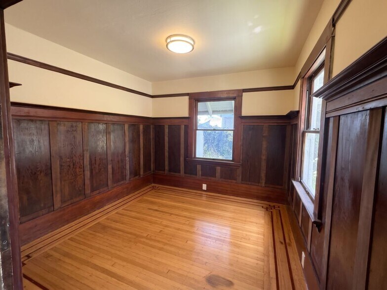 Building Photo - 604 56th St