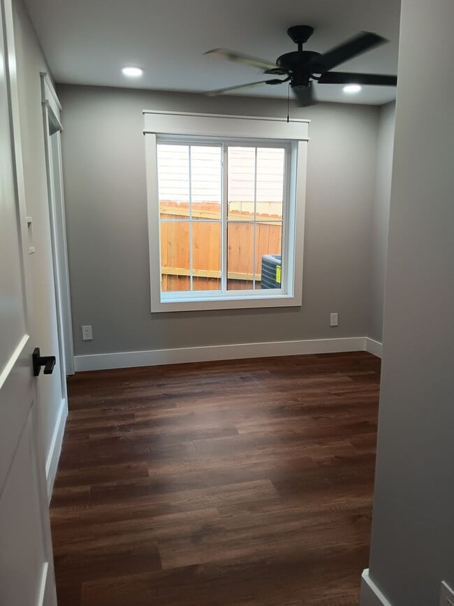 Building Photo - Spacious 6BR Townhome Near UTK | Private B...