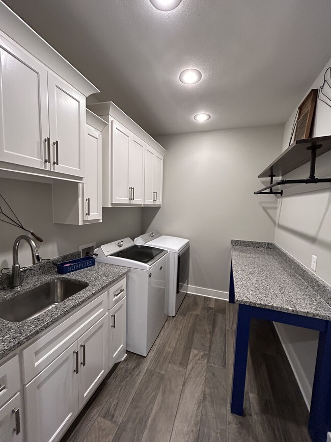 Building Photo - 2445 Lilac Dr