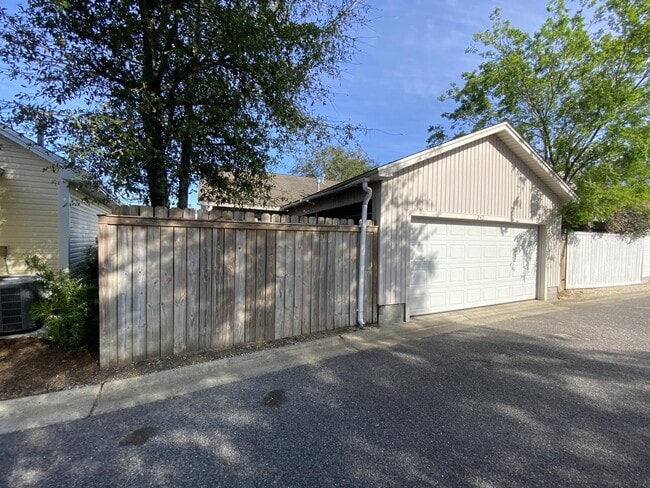Building Photo - 243 Parkwood Cir