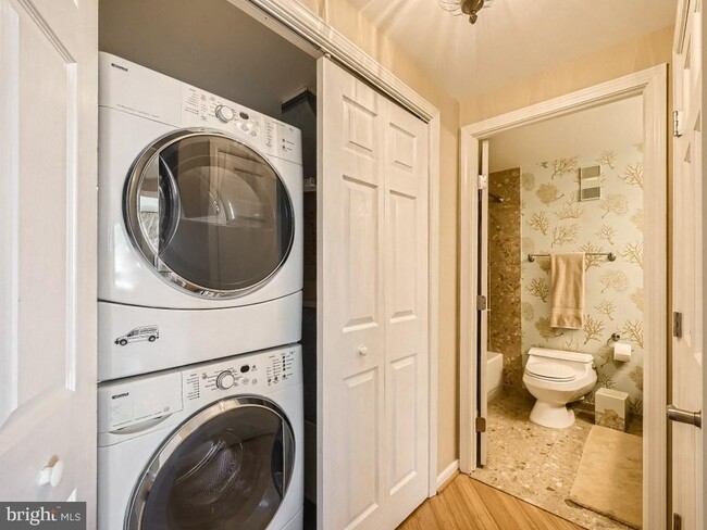 Building Photo - 250 S President St