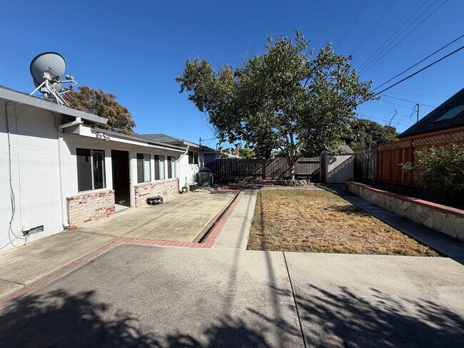 Building Photo - Nice single family home with gorgeous kitchen