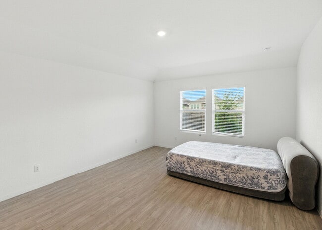 Building Photo - Beautiful 4 Bed, 3 Bath Home - Spacious & ...