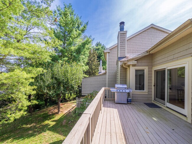 Building Photo - 12 Boulevard Dr