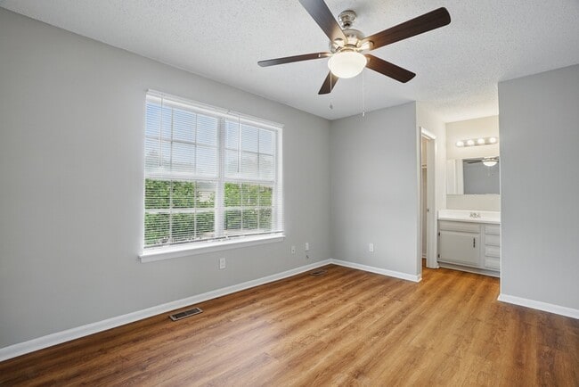 Building Photo - 909 Westwind Pl