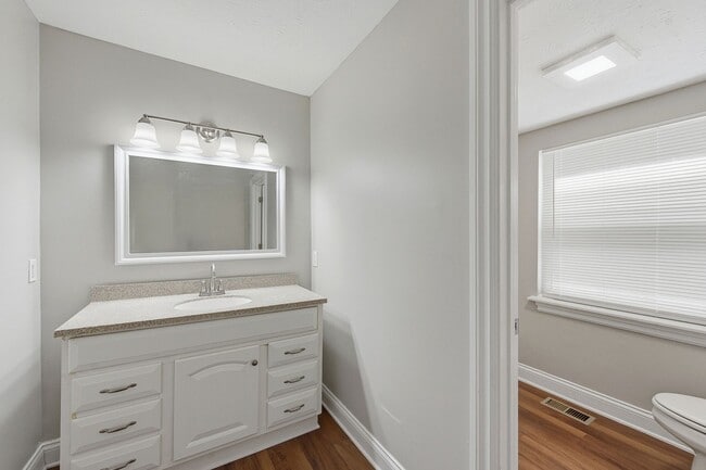 Building Photo - Updated 2BR Apartments Walkable to Xavier University