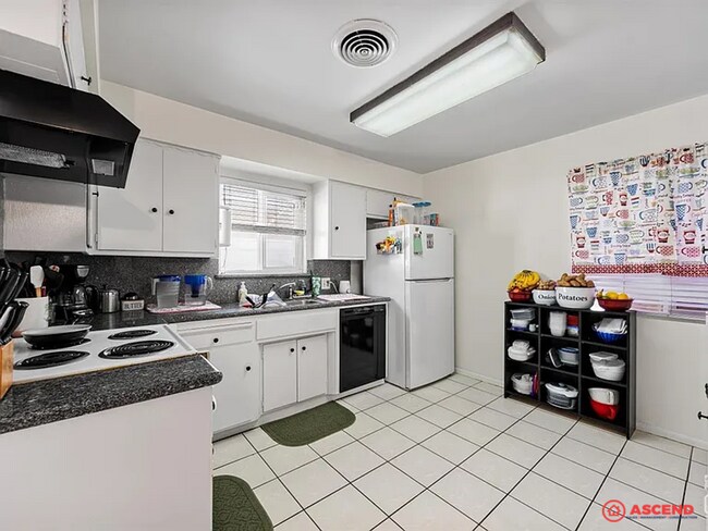 Building Photo - Pet-Friendly 3 Bed, 2 Bath Near Bakersfiel...