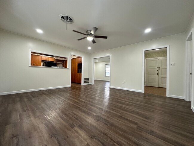 Building Photo - 711 E Locust Ave