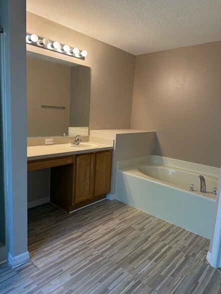 Building Photo - 49 Hemlock Trce