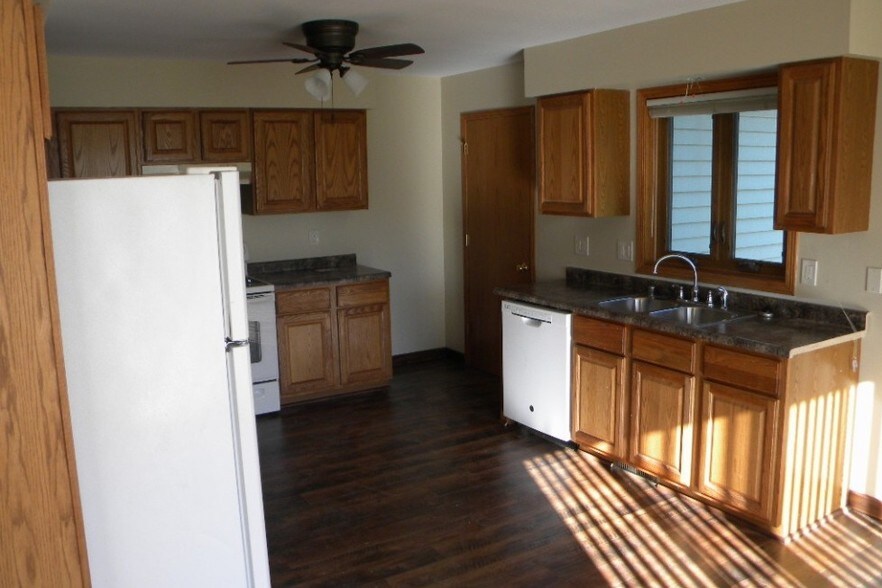 Building Photo - 475 Overland Trl