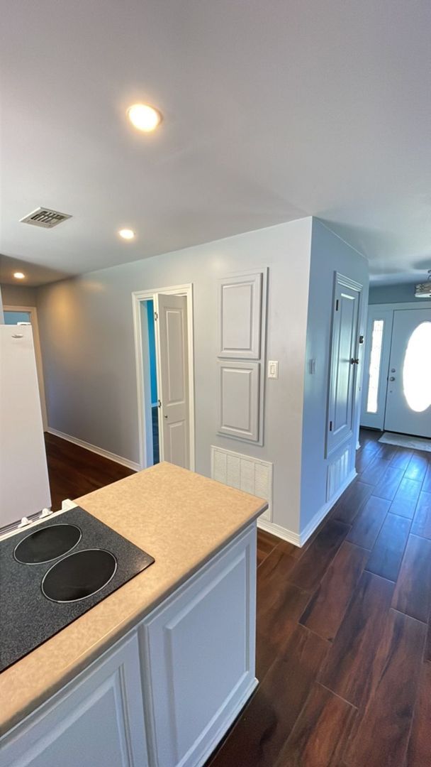 Building Photo - 3 BD 2 BA Home in the Bayou View School Di...