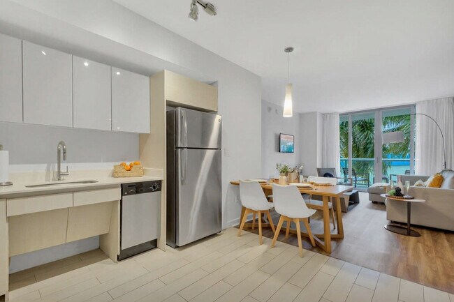 Building Photo - 2602 E Hallandale Beach Blvd