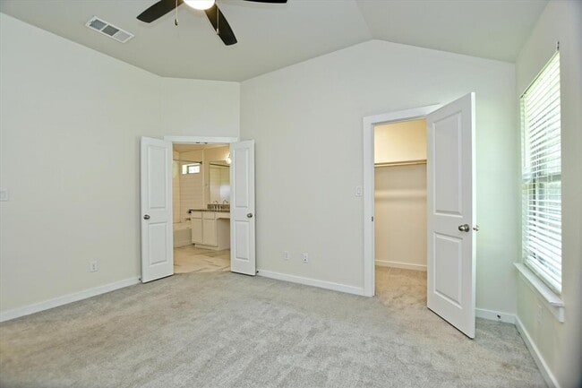 Building Photo - 10620 W Lakeview Dr