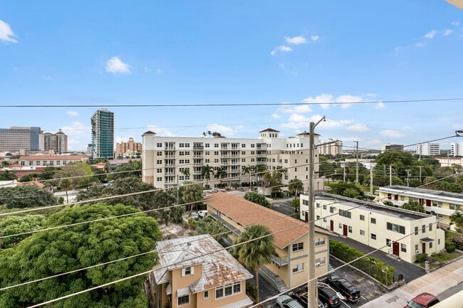 Building Photo - 610 Clematis St