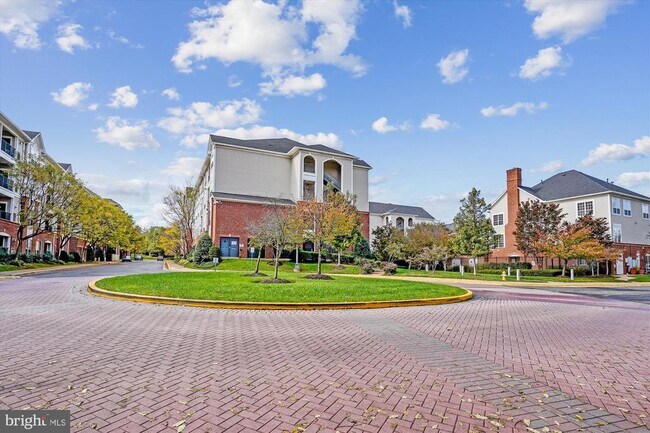 Building Photo - 4860 Eisenhower Ave