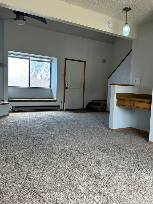 Building Photo - 1 Bedroom 1 Bathroom Townhome