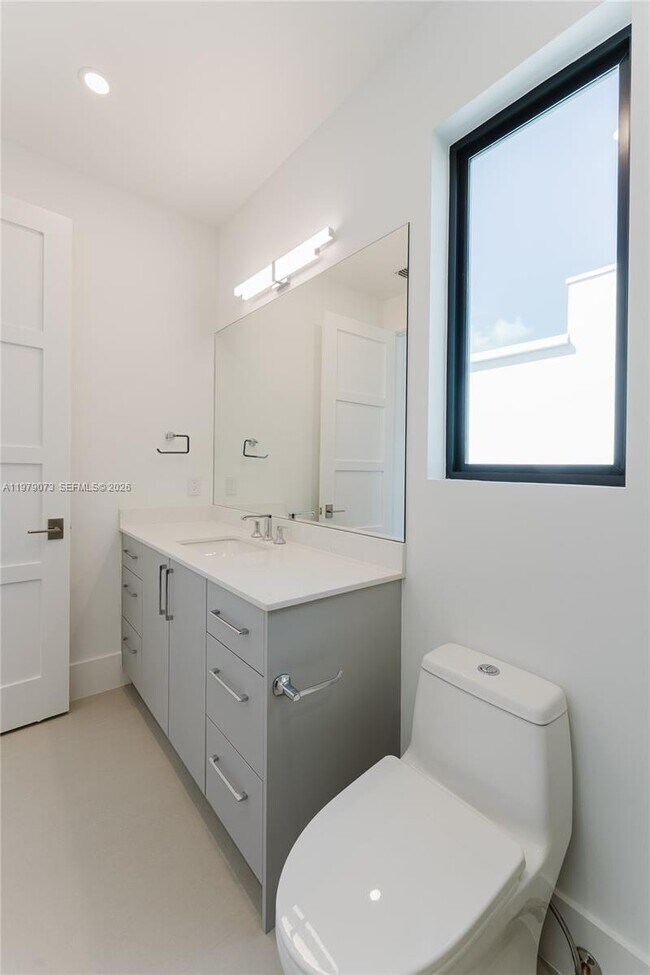 Building Photo - 464 NE 6th St