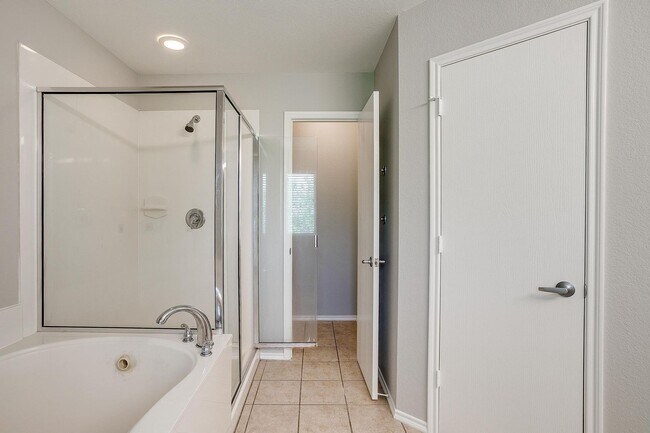 Building Photo - Large 4 Bedroom 3.5 Bathroom- Eagle Mounta...