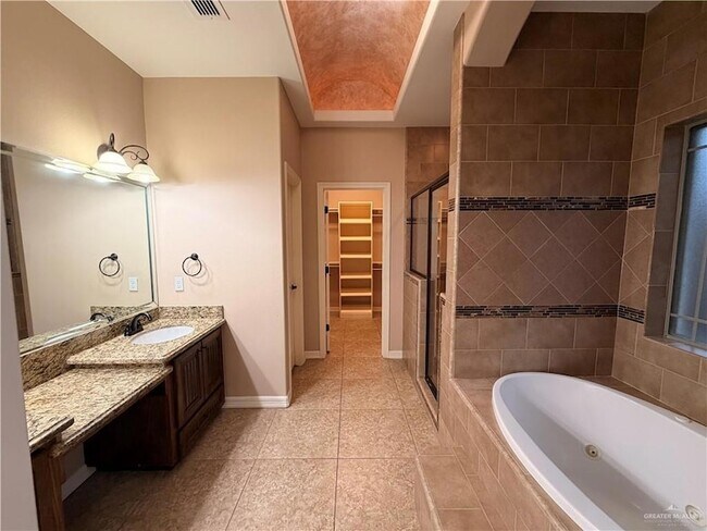 Building Photo - 1501 Granada Cir