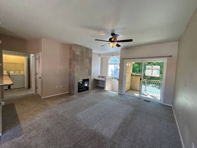 Building Photo - 2 Bed, 2 Bath in Courtyard Estates!