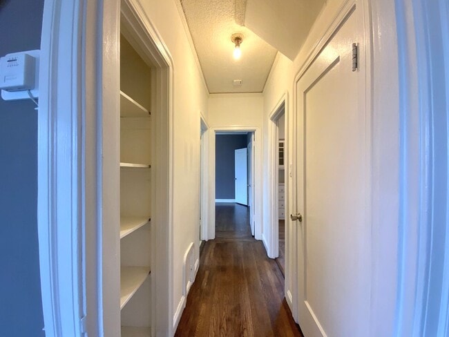 Building Photo - Spacious 1BR w/ Bonus Room! Laundry On Site! PRIVATE GARAGE PARKING!