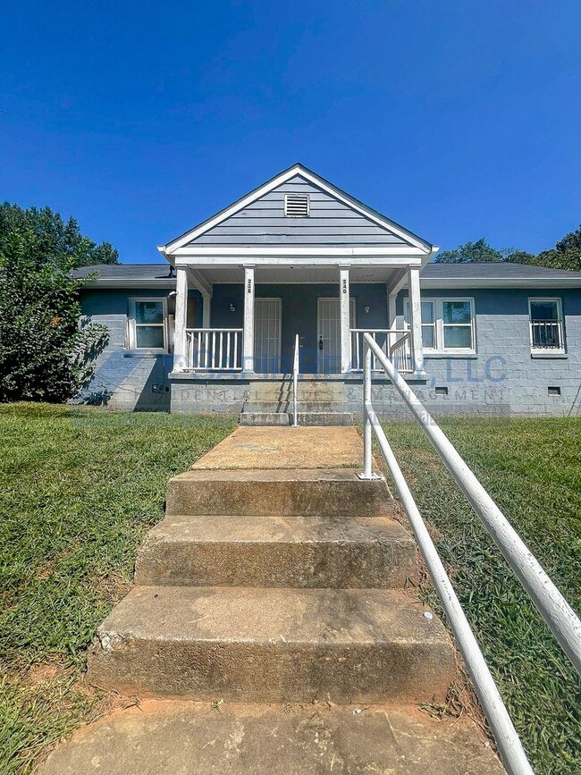 Primary Photo - Charming 2-Bedroom Home - Move in by 11/30...