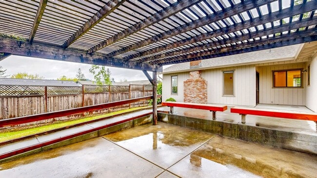 Building Photo - Bright and Beautiful 4 bedroom 2.5 Bath with large enclosed back yard and close proximity to Mari...