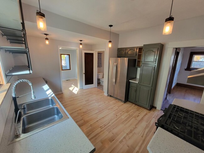 Building Photo - 4 Bed 1.5 Bath Traditional Craftsman Home ...