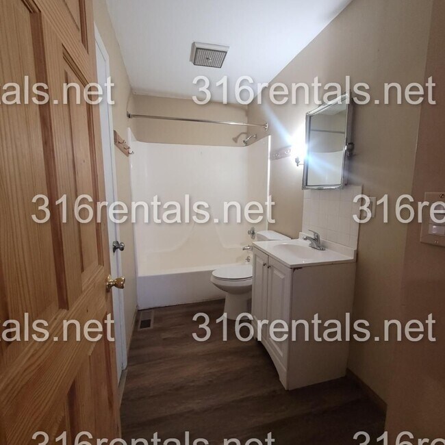 Building Photo - $1175 - 3 bed 2 bath - Single Family Home