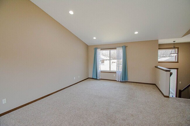 Building Photo - Move-In Ready NW Rochester Home with Finished Lower Level