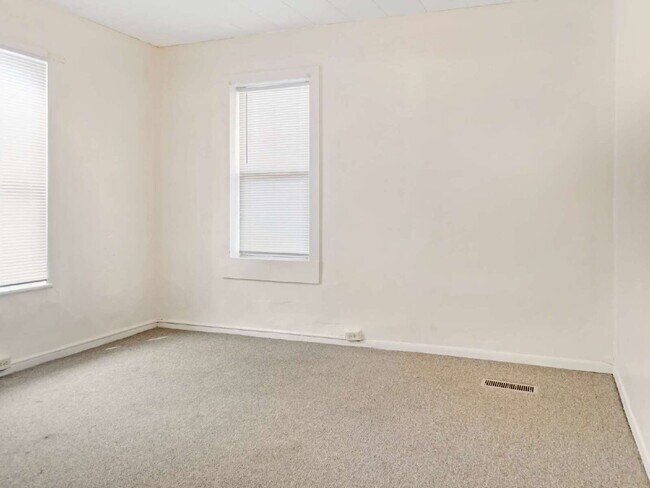 Building Photo - Section 8 approved! - 3 Bed Lower Level Duplex Available Now