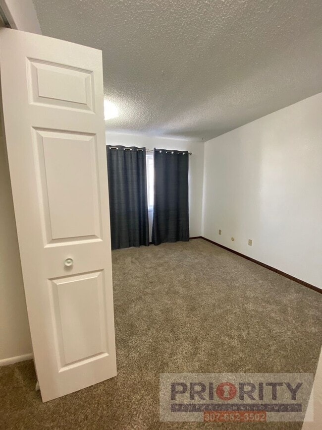 Building Photo - 3 bedroom, 2.5 bath 1,500 sqft Townhouse