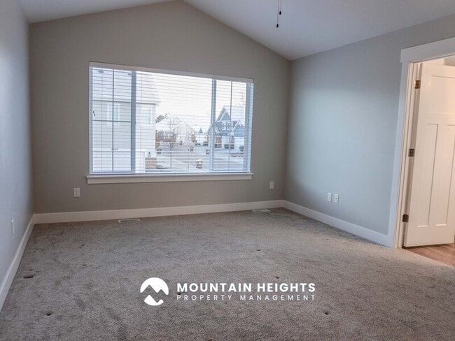 Building Photo - 824 Newfield Dr