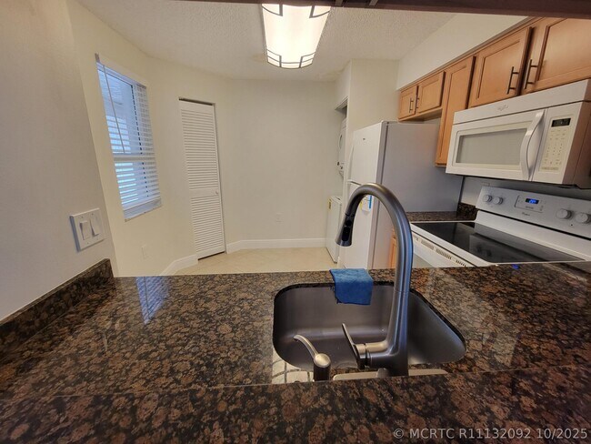 Building Photo - 4208 Glenmoor Dr