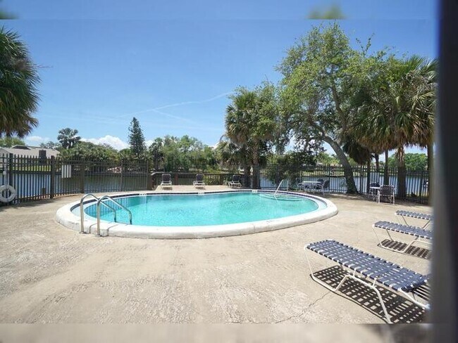 Building Photo - Waterfront 2BR Condo with Private Garage and Water Views in Tampa