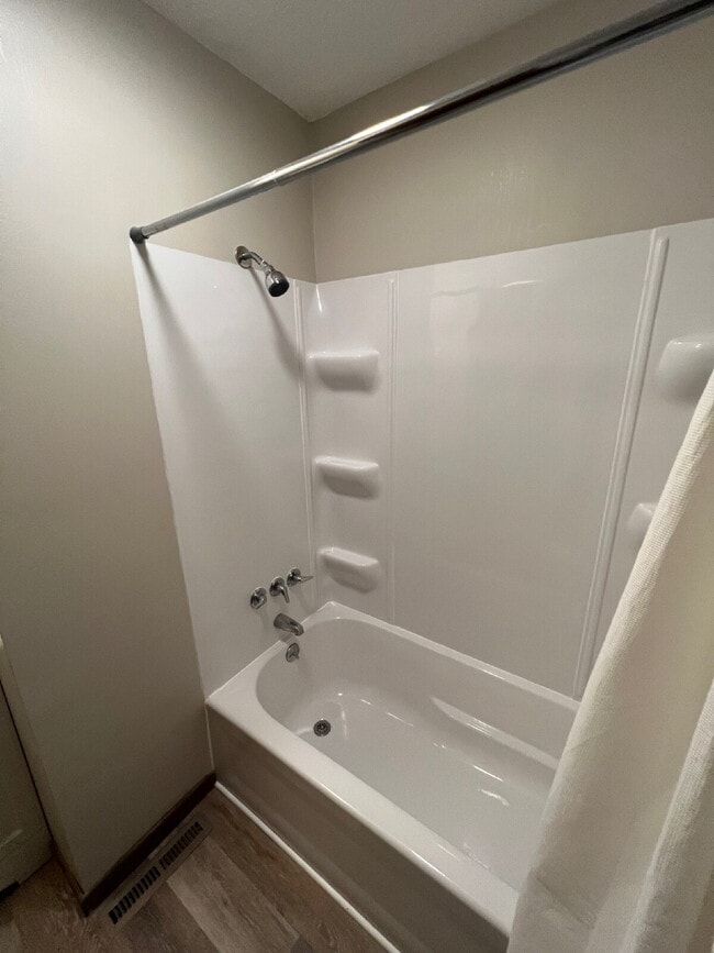 Building Photo - 3 Bedroom Duplex on South Side of Des Moines Available!