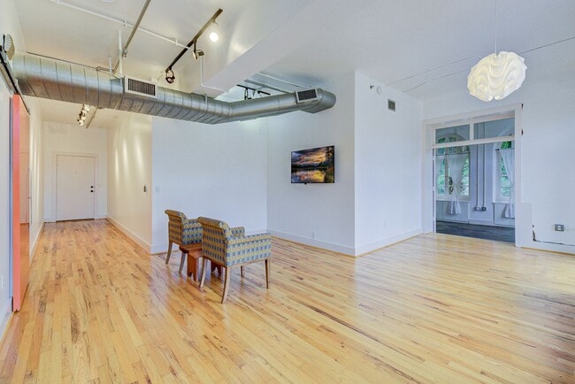 Building Photo - Designer condo with a private rooftop terrace