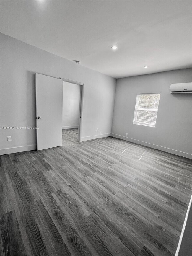 Building Photo - 852 SW 13th Ave