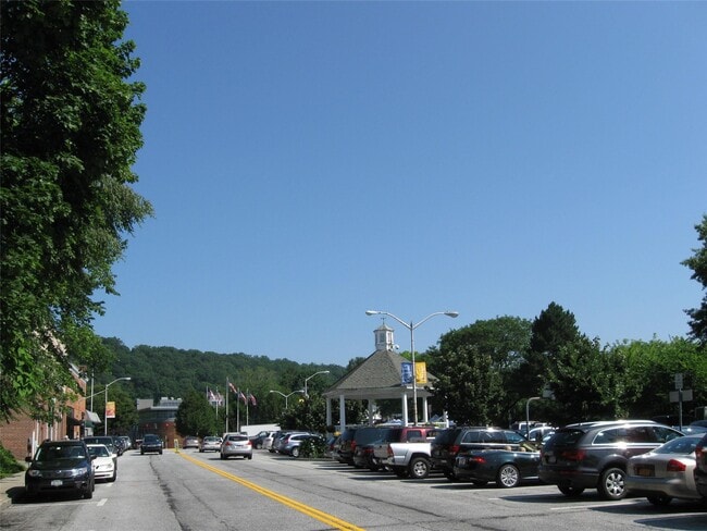 Building Photo - 580 Bedford Rd