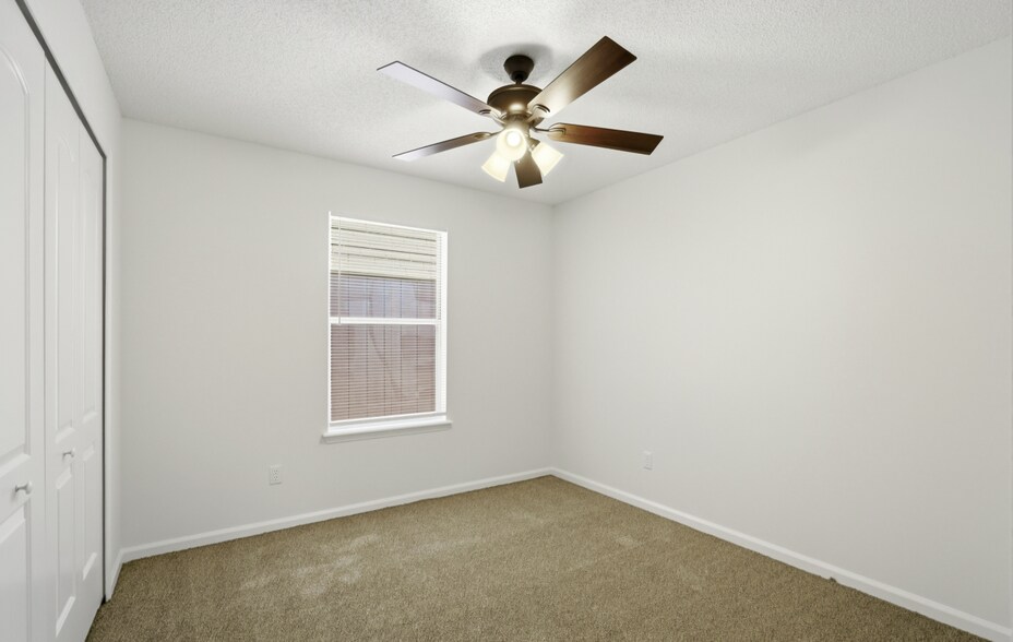 Building Photo - 2162 Saint Martins Dr E