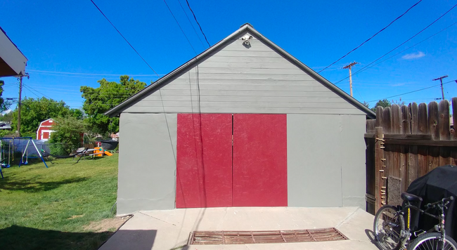 Storage Garage - 196 S 1000 E