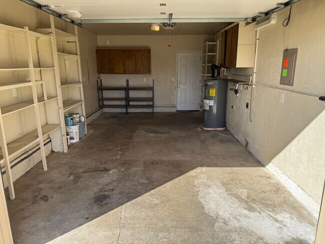 Building Photo - Updated 2 bed 1 bath duplex in Springfield!