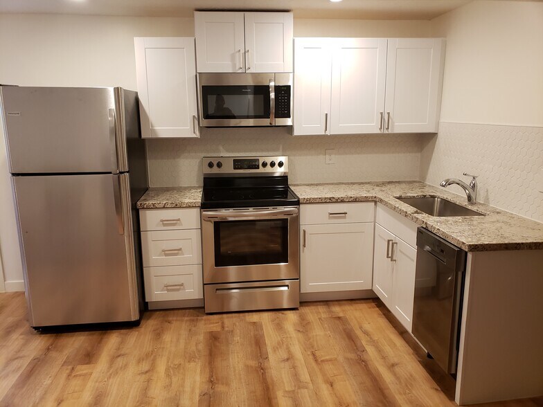 Kitchen. - 587 HILLSIDE DR