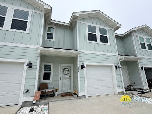 Building Photo - Stunning 3 Bedroom Townhouse in Brittany Oaks!