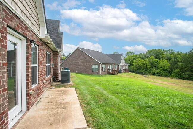 Building Photo - Single-level 2-bed, 2-bath townhome in 55+ community with pool, clubhouse, fitness center and gro...