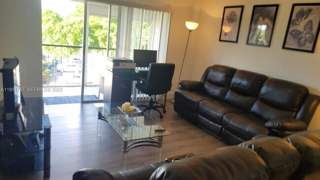 Building Photo - 4158 Inverrary Dr